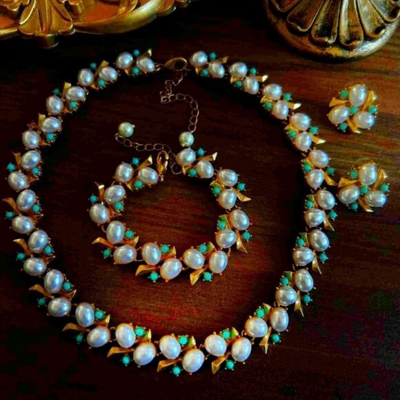 Vintage Style Pearl Jewelry Set Shell Pearl Necklace, Earrings Bracelet. NWOT - Picture 1 of 3